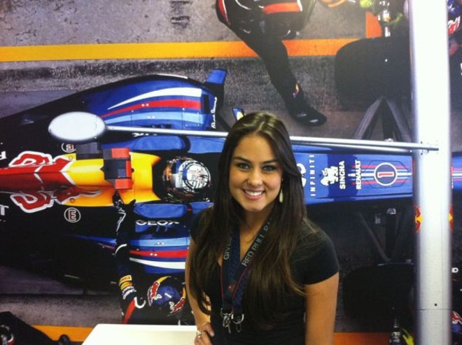 Fernanda Difini Estrázulas representou Curitiba como integrante da Equipe RBR (Red Bull Racing), campeã mundial de Fórmula 1 de 2012 no último domingo no Autódromo de Interlagos |