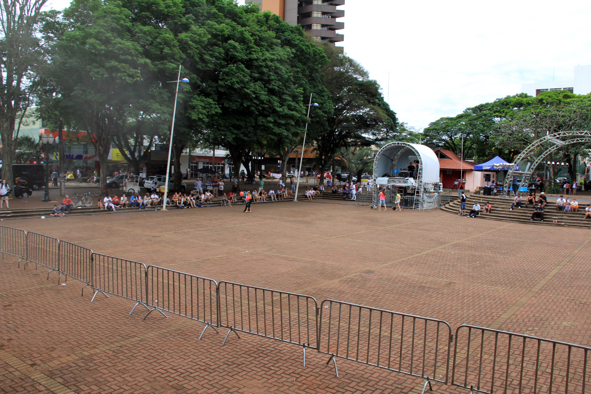 Poucas pessoas acompanham a programação do palco Conexões, na praça São José, em Campo Mourão. | Carlos Ohara/Gazeta do Povo