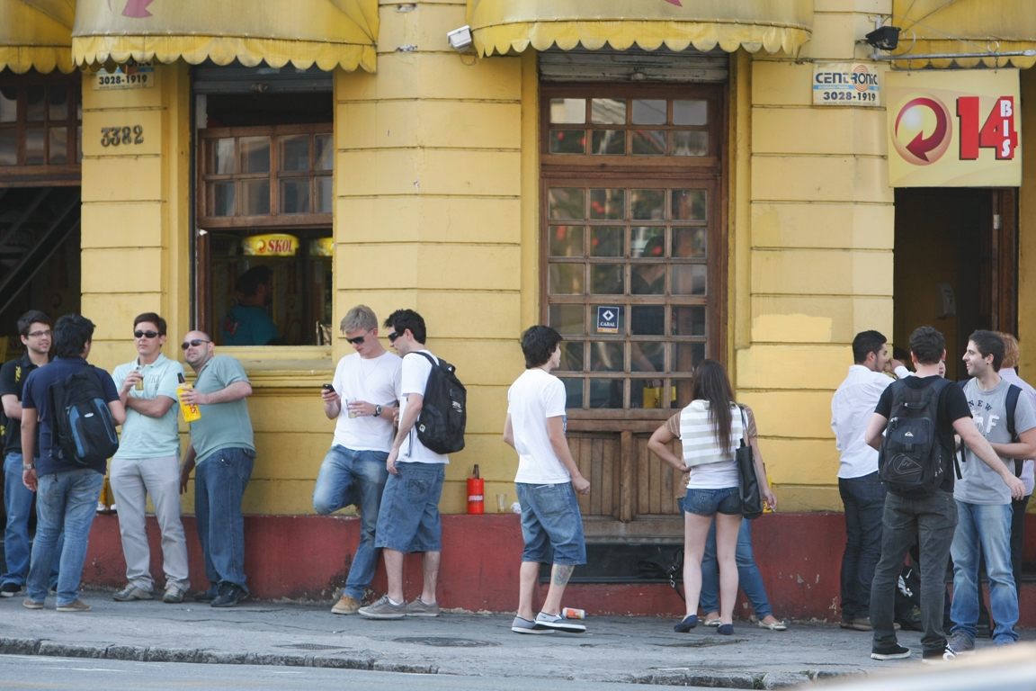 O bar 14 Bis fica na frente da FAE Centro Universitário e atrai alunos | Marcelo Elias / Gazeta do Povo