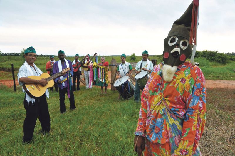 O livro e o documentário dão acesso à Folia de Reis, manifestação cultural de raiz no Brasil | Gilson Camargo/Divulgação