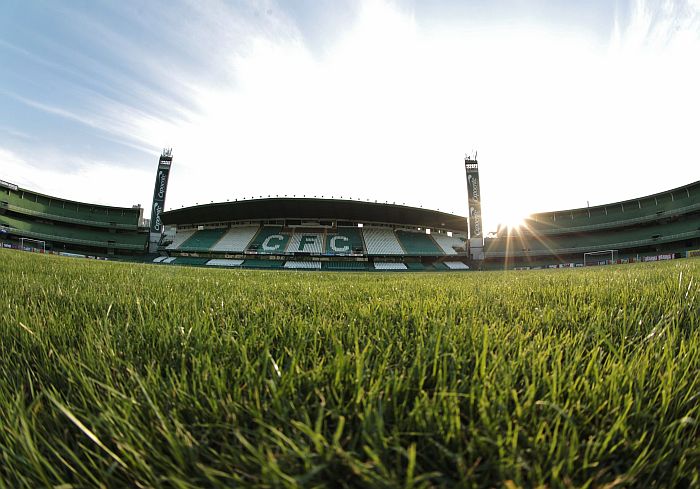 Diretoria do Coritiba não cogita a possibilidade de dividir meio a meio as duas torcidas no Estádio Couto Pereira no Atletiba do ano que vem | Daniel Castellano / Gazeta do Povo