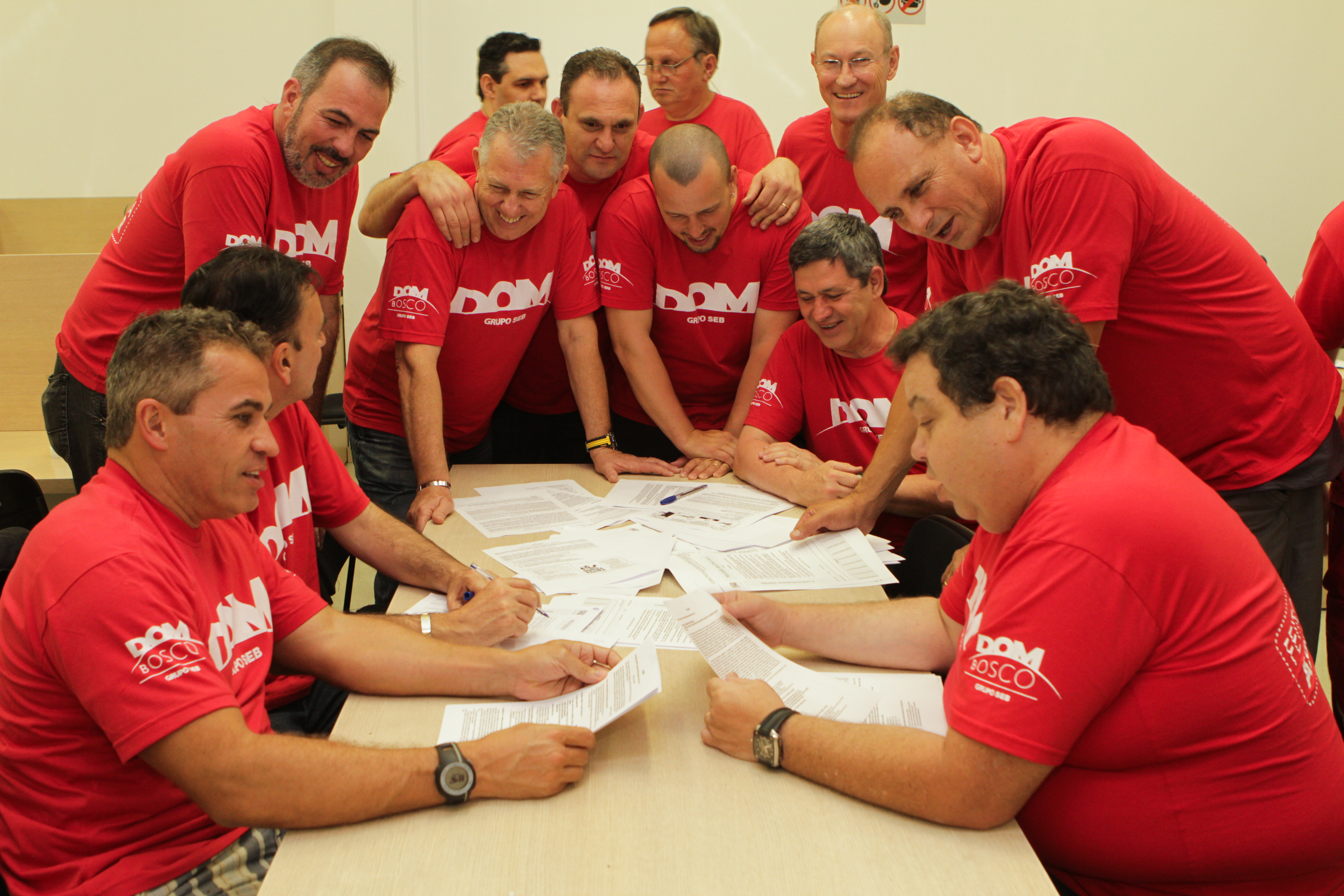 Professores do Curso Dom Bosco se reuniram para avaliar e corrigir a prova da UFPR. | Roberto Dziura / Gazeta do Povo