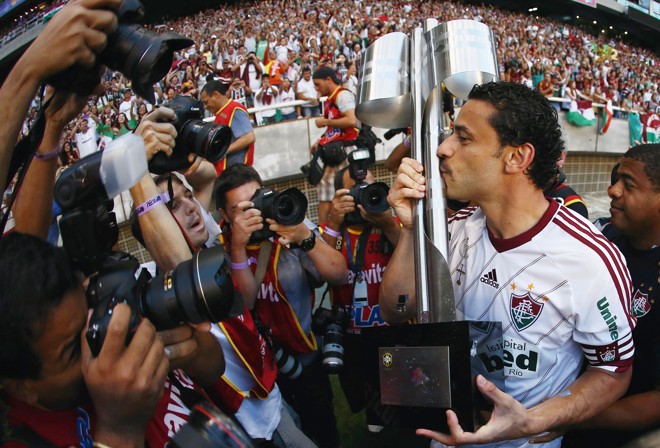 Fred beija a taça de campeão brasileiro | Márcio Mercante/Agência O Dia