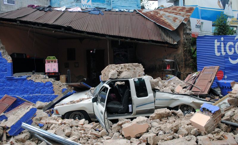 Carro atingido durante terremoto na Cidade da Guatemala | AFP Photo