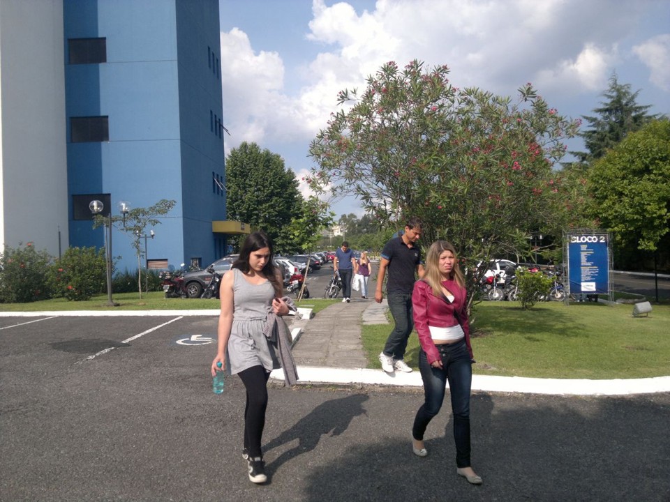 Candidatos saem do campus da Unibrasil após participar do último dia de provas do Enem 2012 | Fernanda Trisotto / Gazeta do Povo