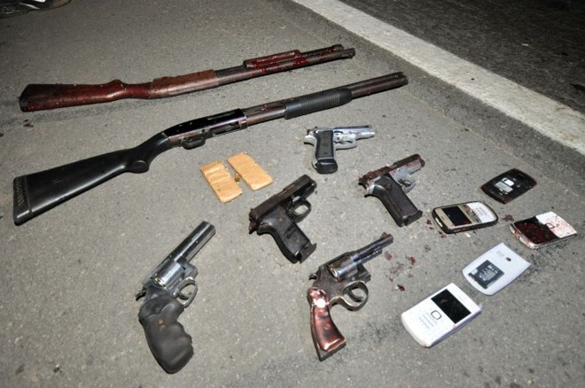 Após o confronto, sete armas foram apreendidas pela PM e pela PRF | 