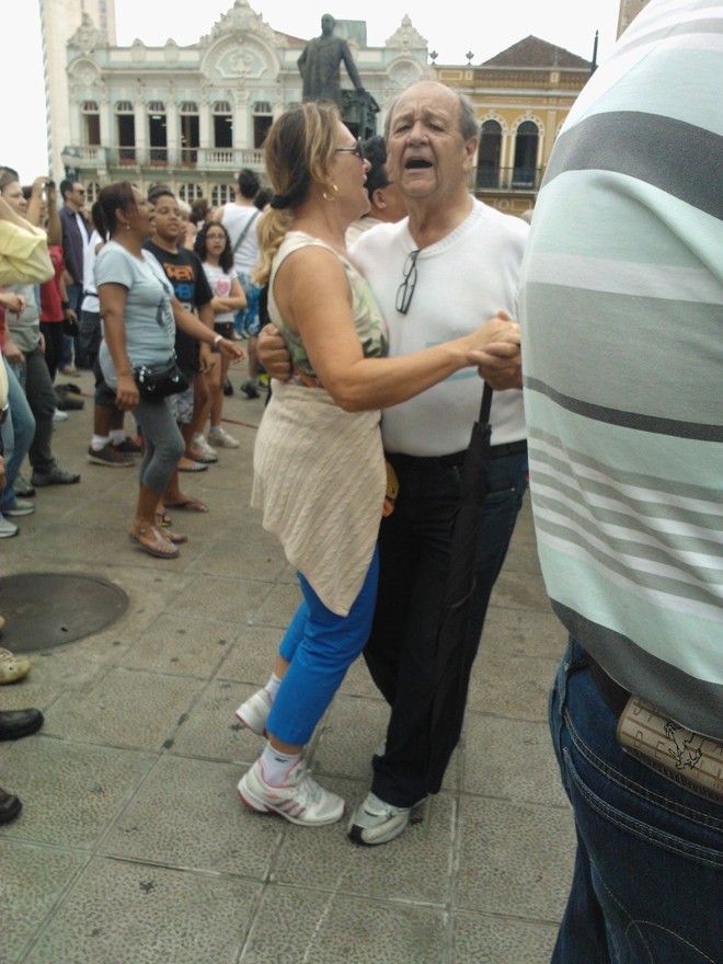 O casal Celso e Célia Costa dançaram ao som de Roberto Menescal. |