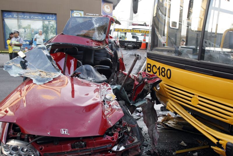 Lateral esquerda do automóvel Honda Civic ficou destruída com o impacto da batida | Henry Milleo/Agência de Notícias Gazeta do Povo