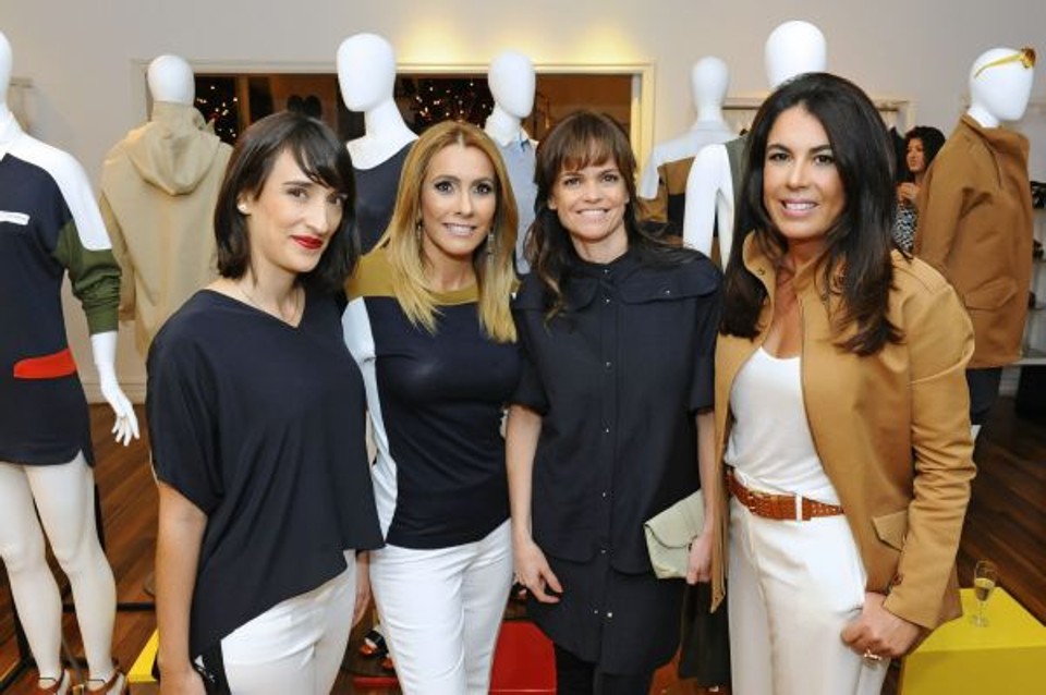 A diretora de redação da revista Harpers Bazaar Brasil, Maria Prata (1ª à esq.), prestigiou o lançamento da Coleção Premium Primavera-Verão da Lacoste, realizado na última segunda-feira na Bazaar Fashion. Ela foi recebida pelas irmãs Andréa El Omeiri (de calça branca) e Márcia Almeida (jaqueta caramelo), sócias da loja, e pela diretora de marketing da grife, Solange Francisco (de azul-marinho) | Gerson Lima