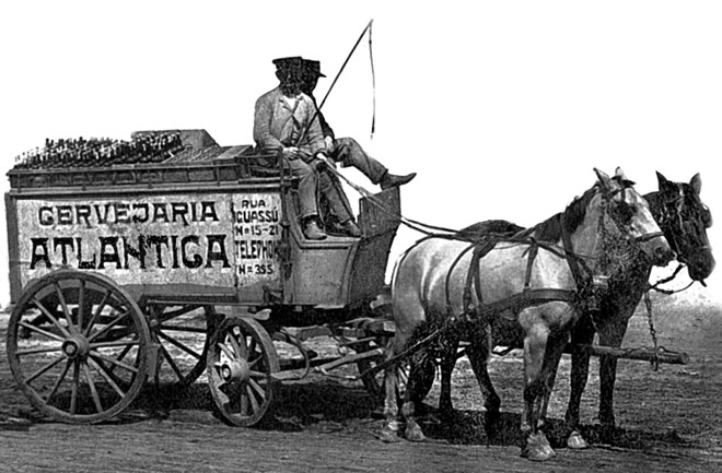 Carroça que fazia entrega de gelo e cervejas da Cervejaria Atlântica, em 1925 |