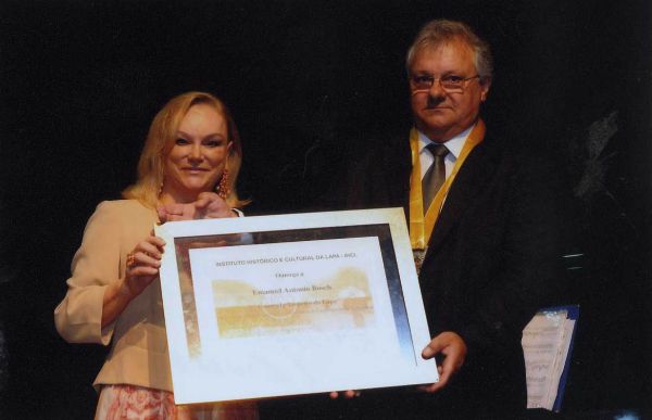 Presidente do Instituto Histórico e Cultural da Lapa, Maria Inês Borges da Silveira fez a entrega da Comenda Tropeiro da Lapa ao empresário Emanoel Antonio Bosch. Dia 27, no Theatro São João, daquela histórica cidade paranaense | Kristyan Romankiu