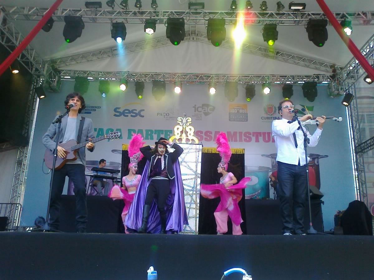 Números de circo na apresentação de Kleiton e Kleidir | Aniele Nascimento / Gazeta do Povo