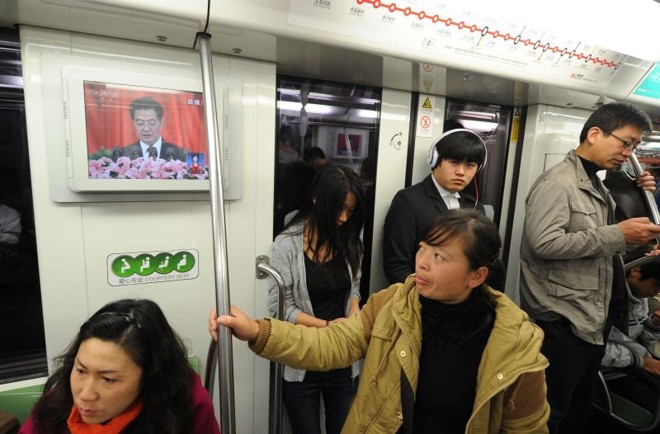 Discurso de Hu Jintao é transmitido em estação do metrô |