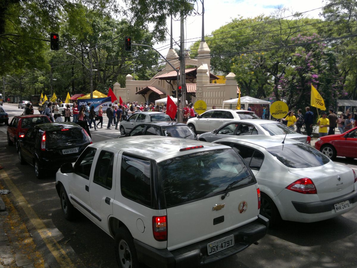 Agentes da Secretaria de Trânsito estão ajudando para que não haja congestionamento | Fernanda Trisotto / Gazeta do Povo