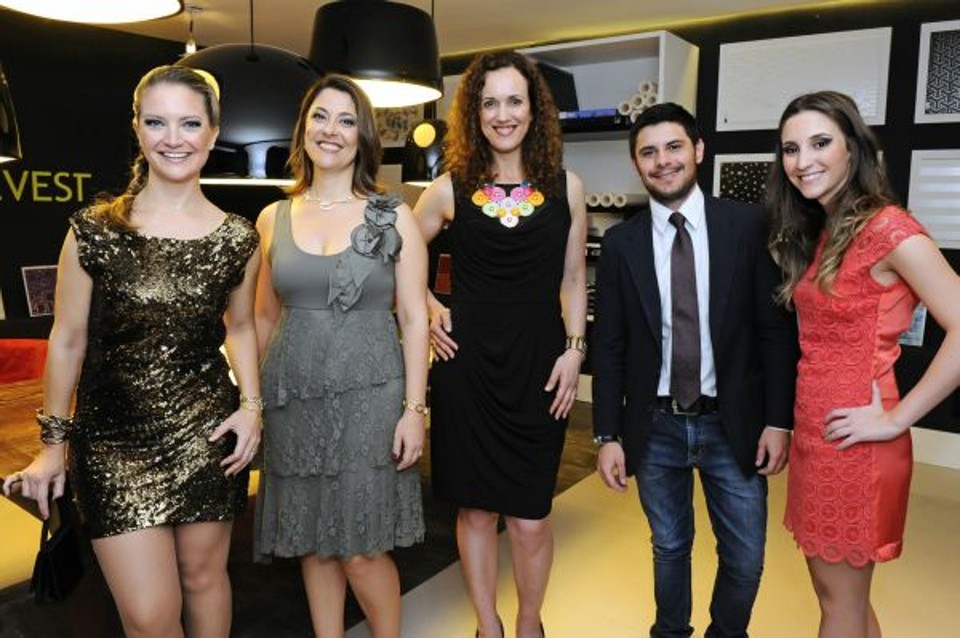 Com espaços assinados na mostra Morar Mais por Menos 2012, inaugurada na última quarta, os arquitetos Marcia Helena Guimarães (de dourado), também curadora do evento, Carla Gil Heller, Calina Mussi, Rafael Cozitsky e Fernanda Heller | Gerson Lima