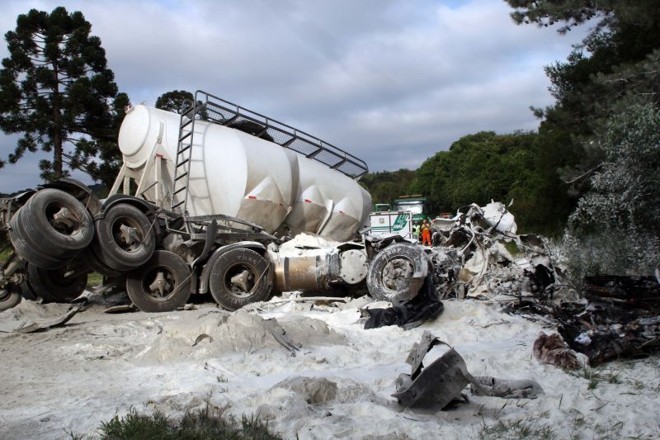 Acidente na BR-277 envolveu duas carretas e um ônibus | 