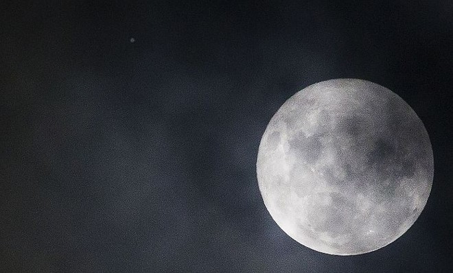 Fenômeno foi identificado por astrônomos como a ocultação de Júpiter pela Lua | 