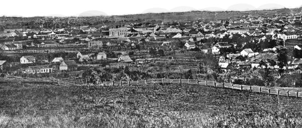 Vista parcial de Curitiba em direção ao Sul no ano de 1893. Em destaque vemos o prédio da atual Câmara Municipal em fase de acabamento. Foto de Adolfo Volk | 