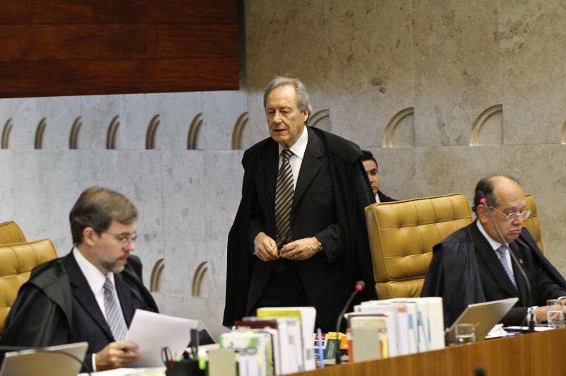 O ministro revisor do processo do mensalão, Ricardo Lewandowski (em pé) deixou o plenário do STF após mais uma discussão com o ministro Joaquim Barbosa. Desta vez, sobre a ordem do julgamento | Fabio Rodrigues Pozzebom / Agência Brasil
