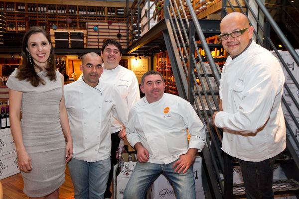 Isabela Freiberger, sócia do restaurante Terra Madre, com o chef da casa, Ivan Lopes (ao seu lado), e seus antecessores Ivo Lopes (seu irmão, sentado) e Rodrigo Martins (de óculos) no jantar especial em comemoração aos 7 anos do restaurante, na última terça. Ao fundo, o chef Paulino da Costa, que foi prestigiar os colegas | Naideron Jr.