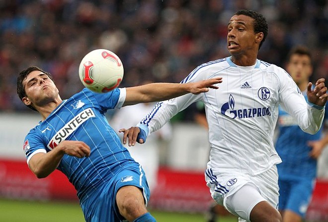 Kevin Volland divide a bola com Joel Matip no empate em 1 a 1 entre Hoffenhein e Schalke 04 | AFP