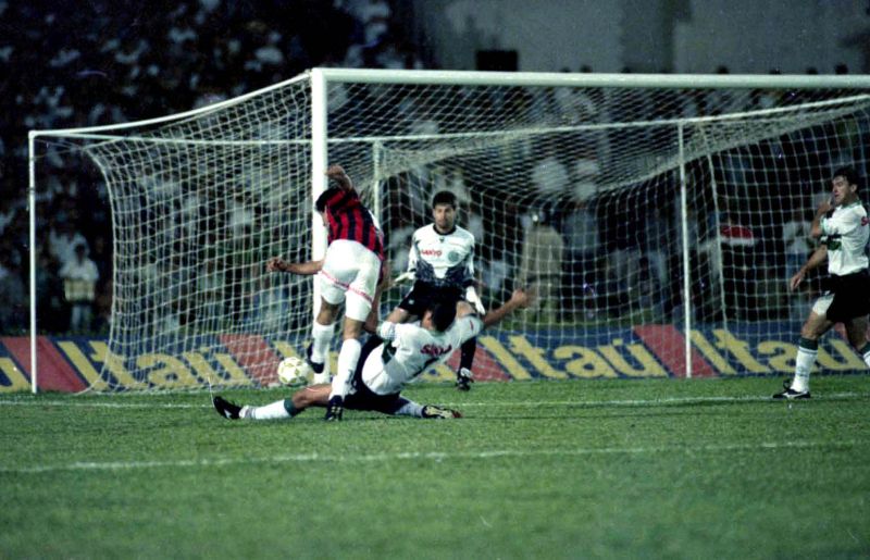 Paulo Rink chuta para marcar o gol do Atlético: entre as pernas do goleiro Renato | João Bruschz/ Gazeta do Povo