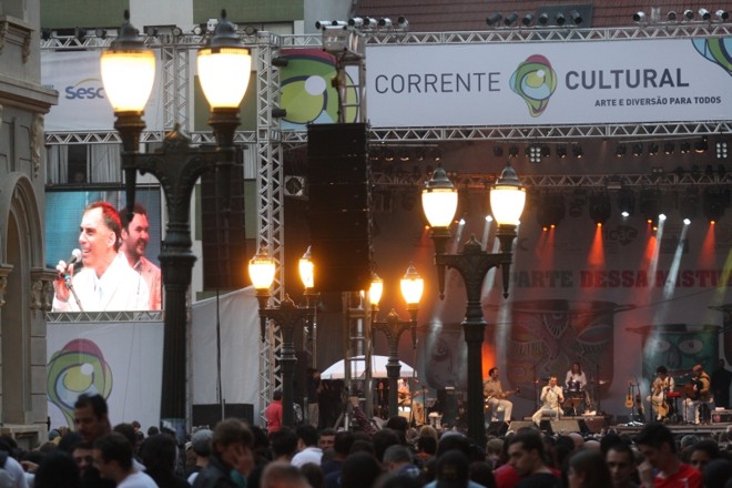 A maior parte do público que acompanha o show é formada por jovens animados, apesar do show mais calmo | 