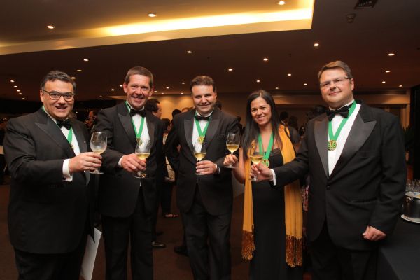 Os paranaenses Guilherme Rodrigues, Junior Durski (ambos à esq.) e Pedro Corrêa de Oliveira (à dir.) foram nomeados confrades da Ordre des Coteaux de Champagne (Ordem das Colinas de Champagne) durante jantar de gala realizado no último dia 5, no Hotel Tivoli Mofarrej, em São Paulo. Além deles, também foram admitidos o diretor da importadora paulista Casa Flora, Junior Carvalhau, e a diretora de redação da revista Menu, Suzana Bareli, entre outros | Maria do Carmo