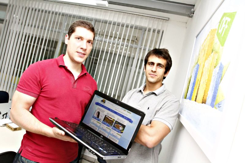 Michel Marur e Rafael Valente, sócios do Cidade Oferta: freada do mercado levou site a ampliar a sua gama de serviços | Gilberto Abelha/ Gazeta do Povo
