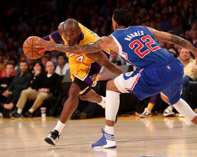 Kobe Bryant tenta passar pela marcação de Matt Barnes: diante do Clippers, Lakers perde a terceira seguida | AFP