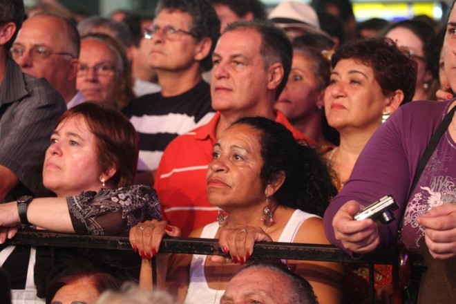 Público assiste atento |