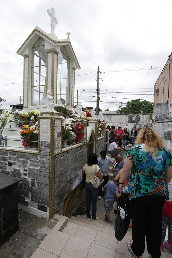 Túmulo da milagreira paranaense Maria Bueno, um dos mais visitados do cemitério São Francisco. | 