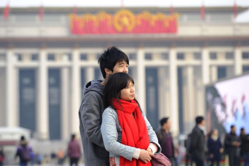 Casal chinês na Praça Tiananmen, local de realização do Congresso do Partido Comunista da China | Wang Zhao/AFP