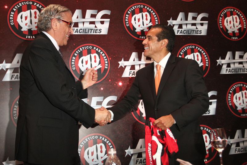 Mario Celso Petraglia cumprimenta o prefeito da cidade de Los Angeles, Antonio Villaraigosa | Roberto Vasquez / Futura Press