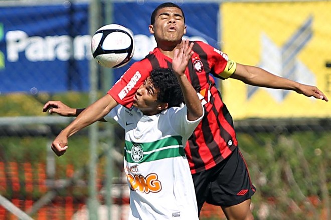 Atlético largou na frente da decisão do Paranaense sub-18, com vitória por 1 a 0 sobre o Coritiba | 