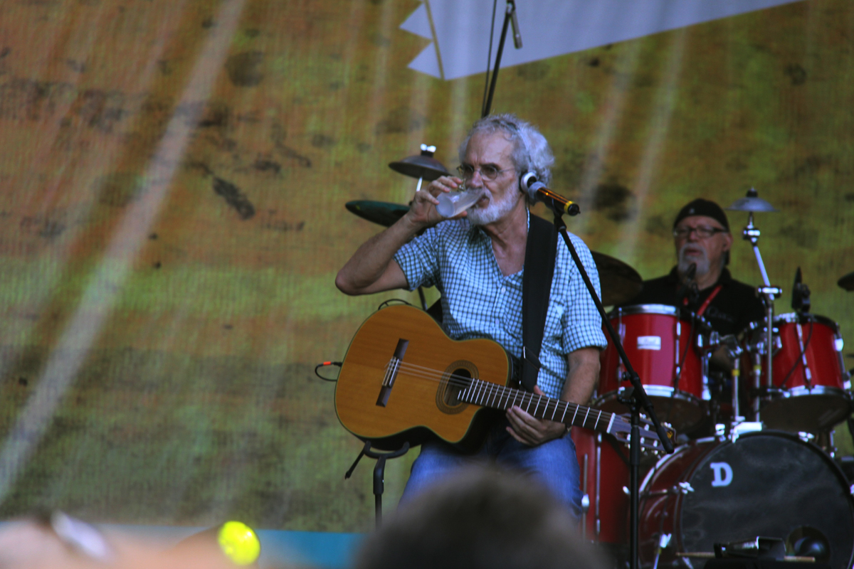 O cantor e compositor Renato Teixeira contou com a ajuda das nuvens para encher o show em Campo Mourão | Carlos Ohara/Gazeta do Povo