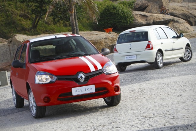 Somente a nova frente do carro lembra a quarta geração do Clio, lançada na Europa. Adesivos decorativos são opcionais | Divulgação/Renault