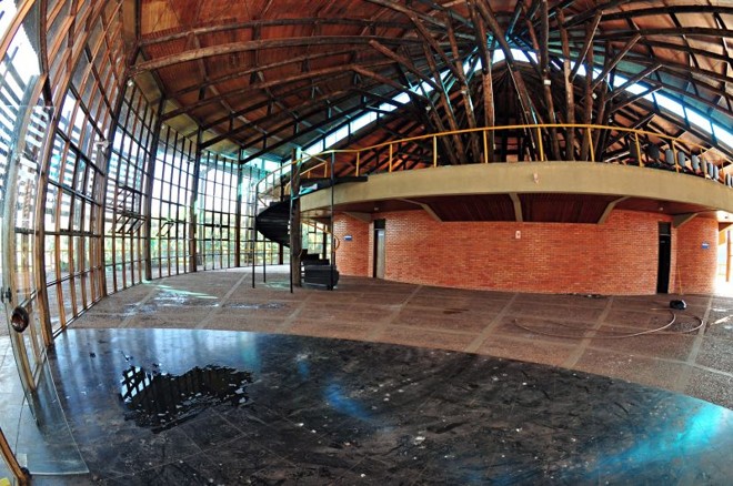 O imóvel sofre os efeitos da ação do tempo, principalmente dos vendavais | 