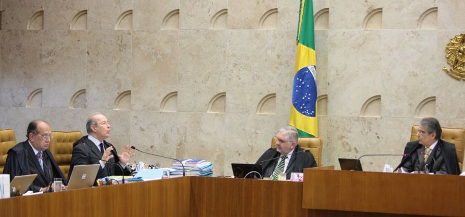 Nesta quinta, os ministros agilizaram o ritmo de definição de penas para os acusados. Dois réus tiveram penas definidas e outros dois tiveram a análise da punição iniciada. Gurgel (em frente a bandeira brasileira) voltou a defender a imediata prisão dos réus condenados | Nelson Jr. / STF / Divulgação