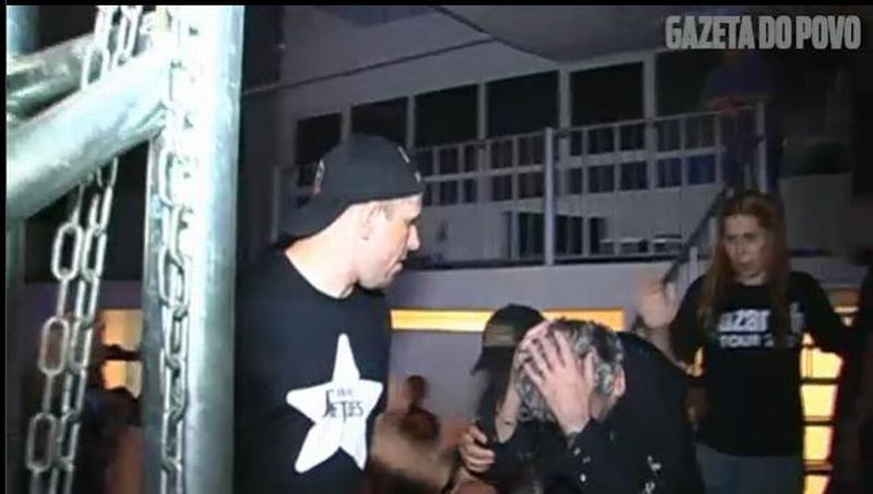 O vocalista, Dan McCafferty, se protege de lata na saída do show | Gazeta do Povo/ Reprodução