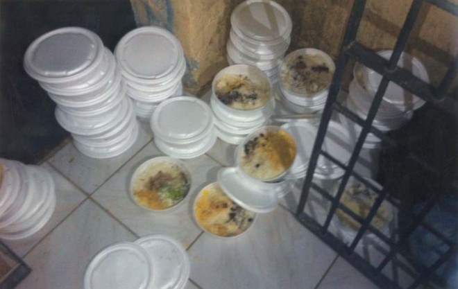 Presos se recusam a comer marmitas e comida vai para o lixo |
