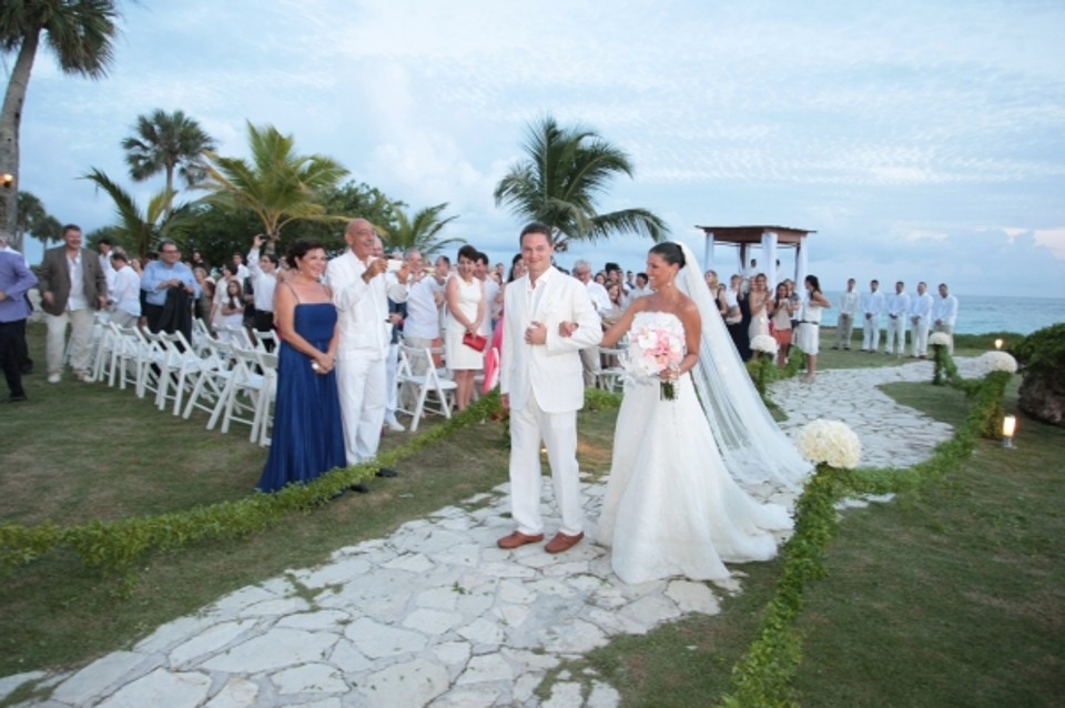 Fernando e Renata em seu casamento no deslumbrante cenário do Club Caletón, dentro do condomínio Cap Cana, na praia de Punta Canas. A cerimônia, no final da tarde de sábado, levou muitos curitibanos para a República Dominicana. A festa, com 350 convidados de 7 países, durou até as 8h da manhã | Jader Rocha
