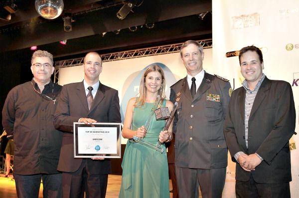 O presidente do Conselho de Administração do GRPCom, Mariano Lemanski (de gravata, à esq.), e a diretora de Comunicação e Relacionamento, Milena Seabra, receberam o Top de Marketing da ADVB-PR. O case vencedor foi a campanha Paz tem voz, na categoria Comunicação. Também na foto, o diretor de Programação e Produção da RPCTV, Carlyle Ávila (à esq.), o coordenador de Marketing da Unidade Rádios do GRPCom, Murilo Bonucci (à dir.), e o comandante-geral da PM, coronel Roberson Bondaruk, que representou o governador Beto Richa no evento | Julio Cesar da Costa Souza