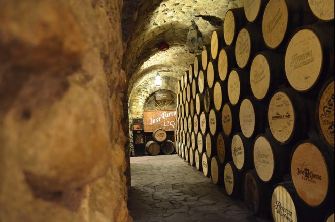 Para o envelhecimento da bebida são usados barris de carvalho de origens e características diferentes, determinando o tipo de tequila: prata, reposado e añejo |