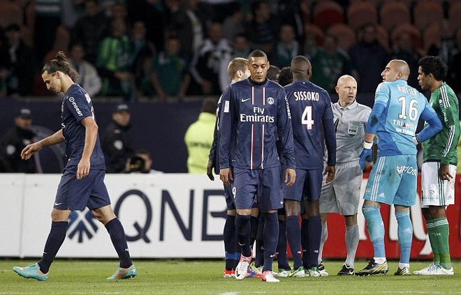 Ibrahimovic deixa o gramado após dar voadora no goleiro do Saint-Etiene | Reuters
