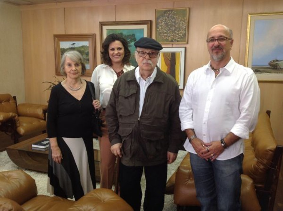O arquiteto e designer carioca Sérgio Rodrigues (ao centro) foi recebido pelo presidente do Tribunal de Contas, Fernando Guimarães, para evento especial em comemoração aos 65 anos do TC, com exposição de algumas de suas peças de design de móveis. Também na foto, as respectivas mulheres, Vera Rodrigues (de preto) e Keli Guimarães | Mauro Campos