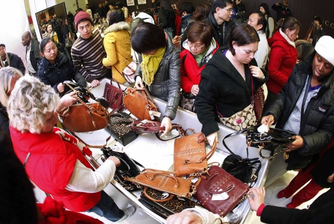 Muita gente aproveitou a antecipação de horário para já fazer as compras na quinta à noite |