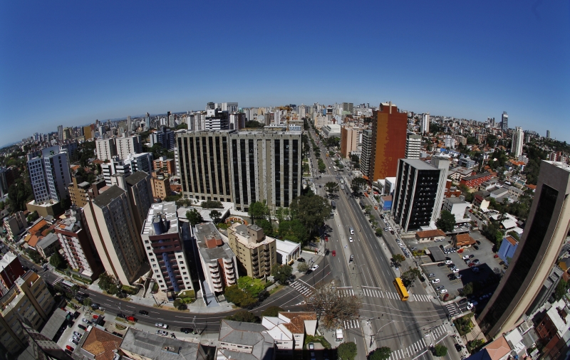 Vista aérea do Centro de Curitiba: na capital, o IPTU será reajustado pelo IPCA. Desconto para pagamento antecipado compensa a elevação | Daniel Castellano/ Gazeta do Povo