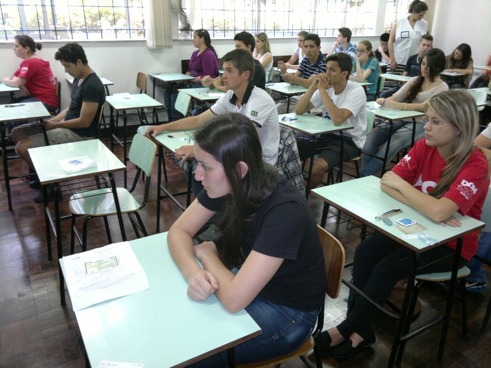 Candidatos tem das 14 às 19 horas para resolver as questões do processo seletivo da UFPR | Marcelo Elias / Gazeta do Povo