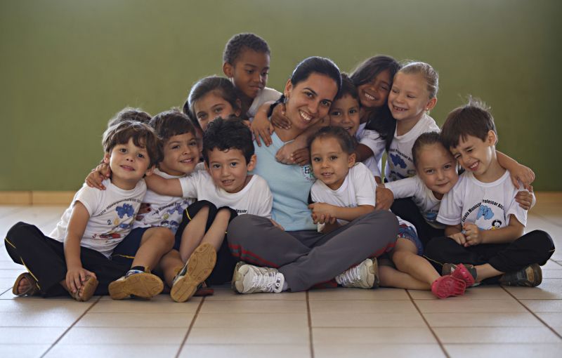 Gracy Kelly, diretora da Escola Municipal Alcides Ramos, com alunos do integral: aulas o dia todo, avaliação própria e autonomia de gestão garantem a qualidade do ensino em Apucarana | Jonathan Campos/ Gazeta do Povo